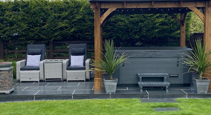 Hot tub under pergola