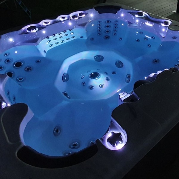 7 person hot tub with lights