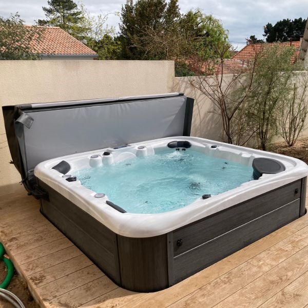 Burmuda 6-7 Person Hot Tub 
