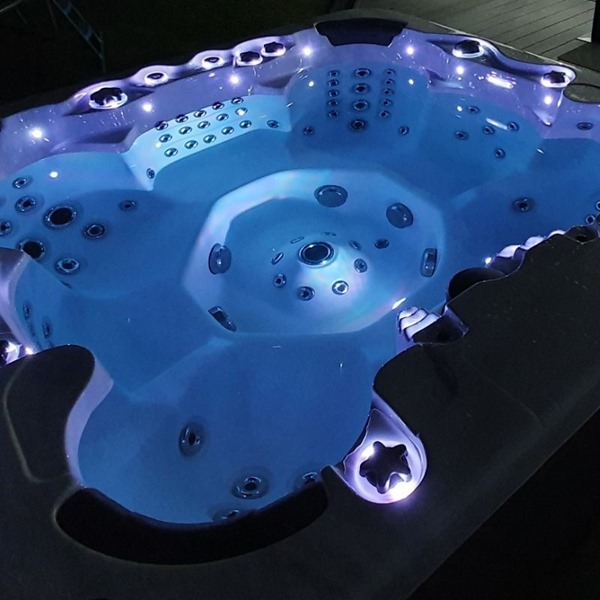 8 Person Hot Tub with Lights